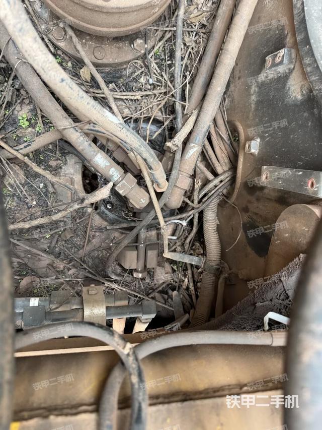 中央回轉(zhuǎn)接頭特寫(xiě)（上車(chē)部件）