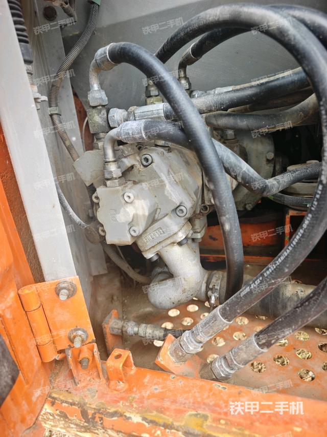 液压泵舱室正面整体（整机外观）