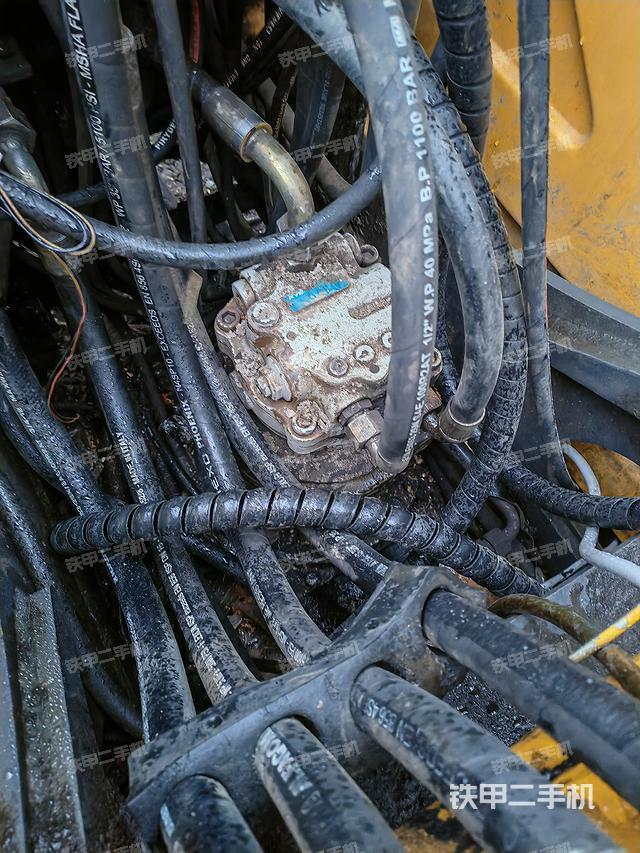 液压泵舱室正面整体（整机外观）