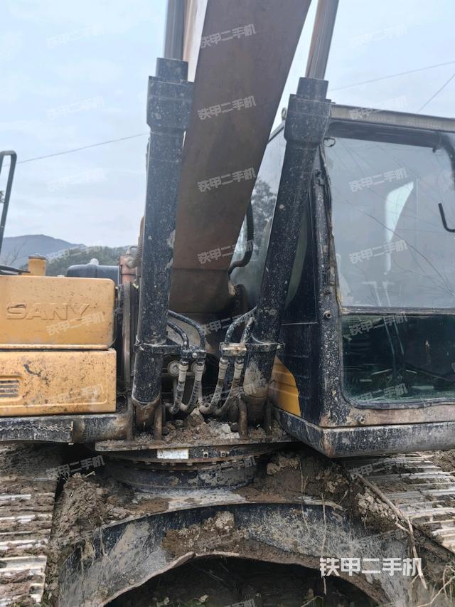 大臂油缸整体 竖拍（工作和回转装置）