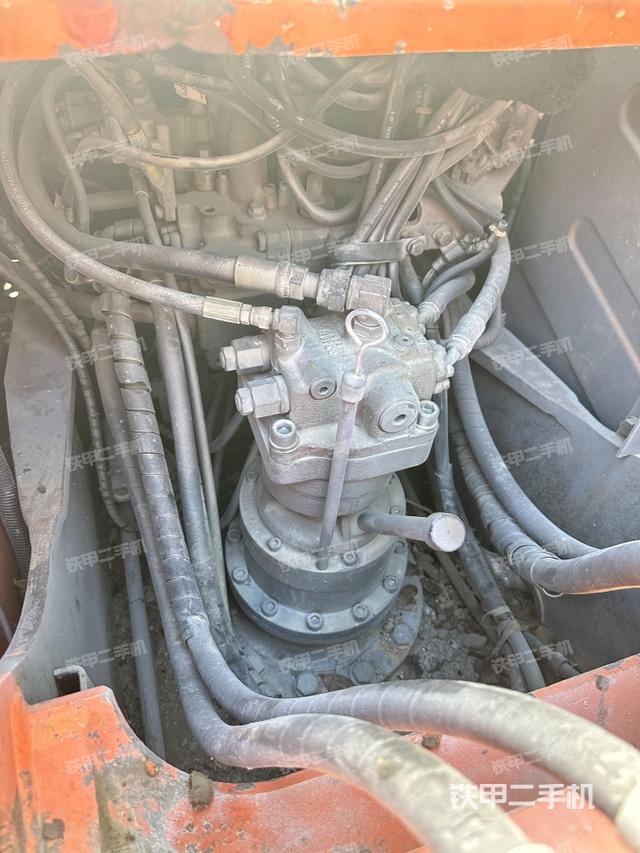 回转马达和主控阀（整机外观）