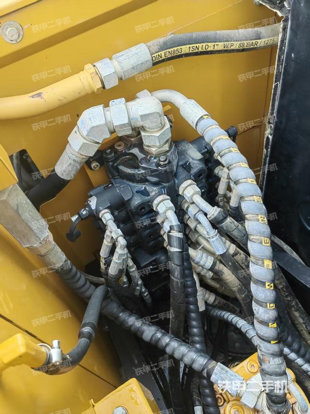 回转马达和主控阀（整机外观）