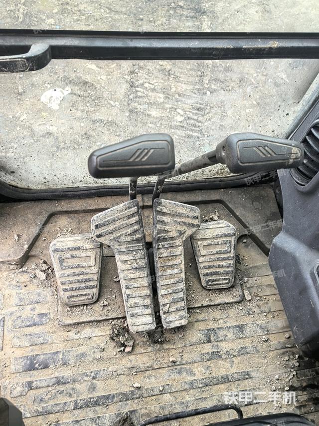 行走控制手柄和踏板 俯拍（驾驶室部分）