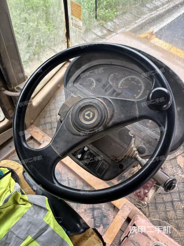 操作臺(tái)全景（壓路機(jī)駕駛室）