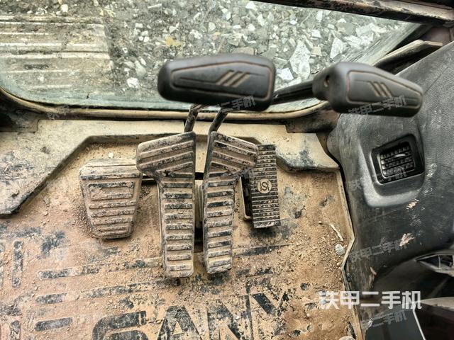 行走控制手柄和踏板 俯拍（驾驶室部分）