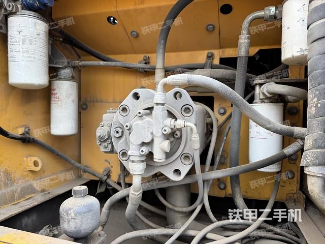 液压泵舱室正面整体（整机外观）
