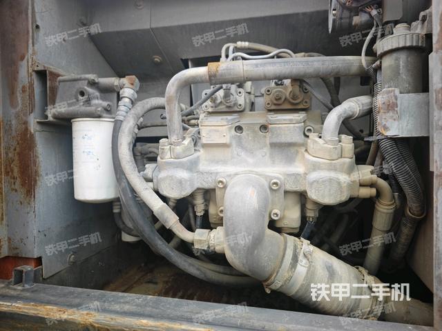 液压泵舱室正面整体（整机外观）