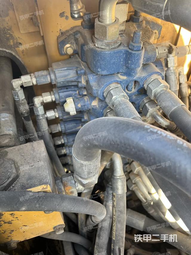 回转马达和主控阀（整机外观）