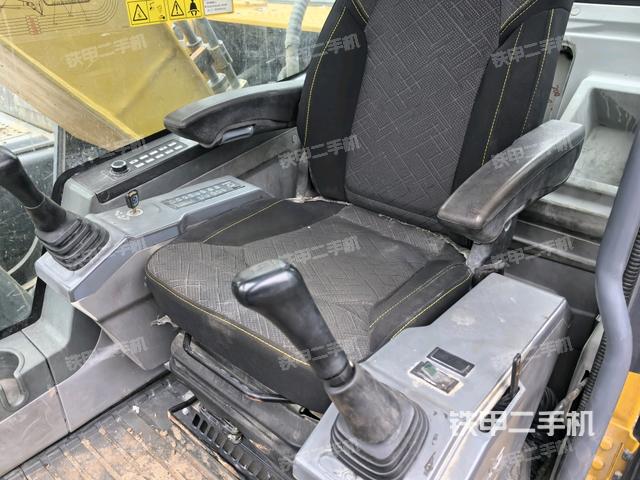 座椅右侧控制台/钥匙门/油门/含右手柄（驾驶室部分）