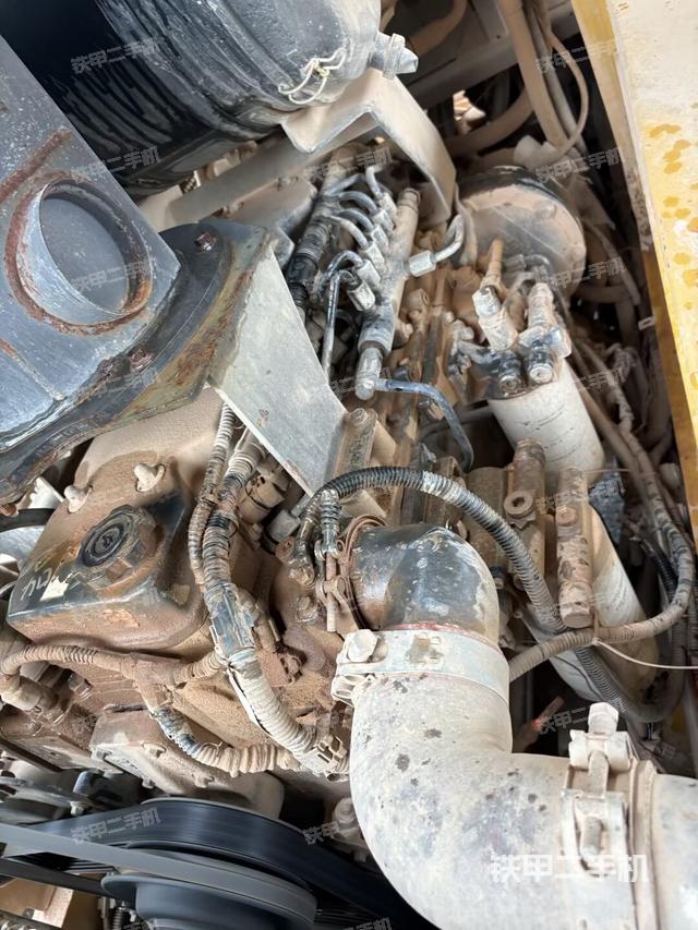 發(fā)動(dòng)機(jī)左側(cè)全景（壓路機(jī)發(fā)動(dòng)機(jī)艙）