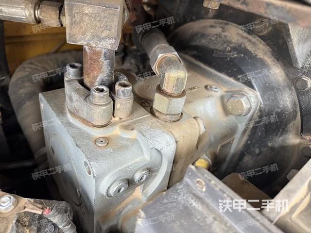 液压泵舱室正面整体（整机外观）