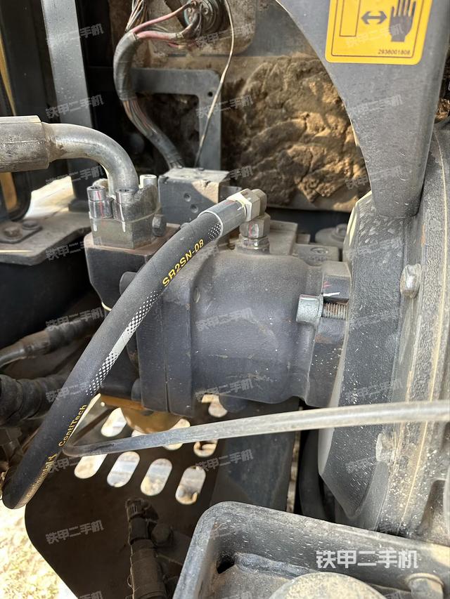 液压泵舱室正面整体（整机外观）