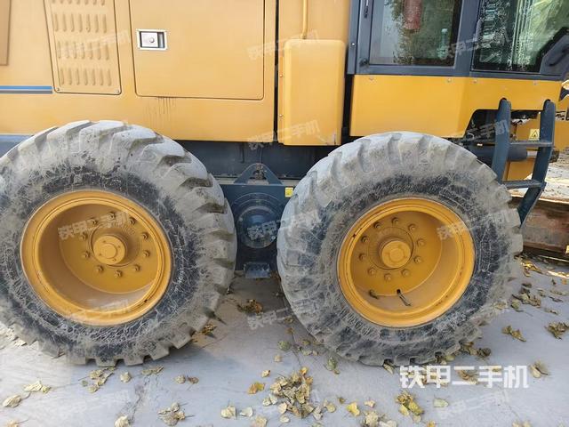 右引导轮/右前轮（行走机构）