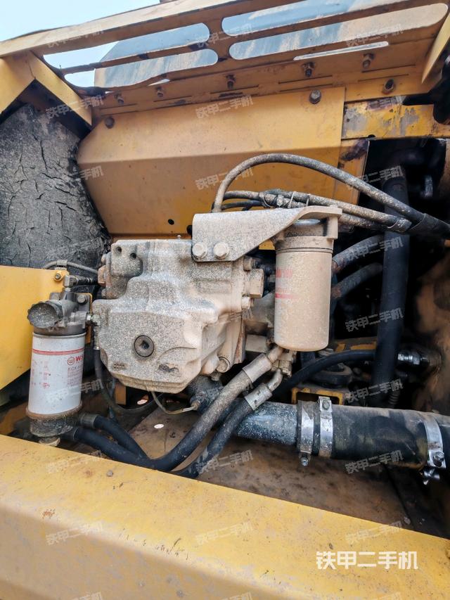 液压泵舱室正面整体（整机外观）