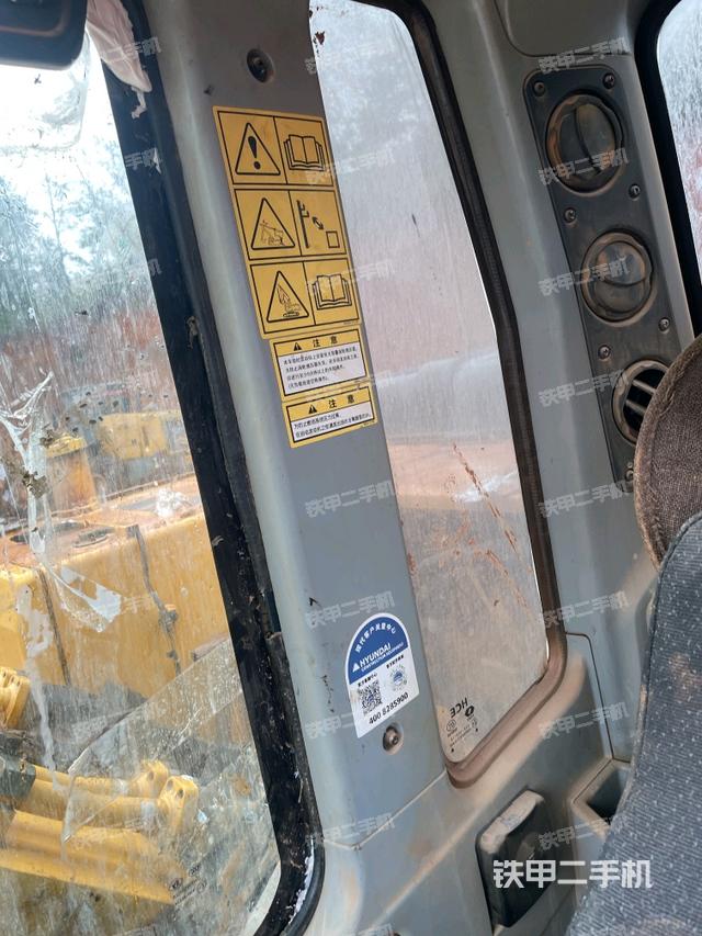 行走控制手柄和踏板 俯拍（驾驶室部分）