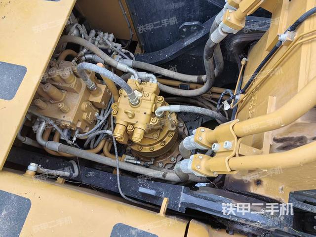 回转马达和主控阀（整机外观）