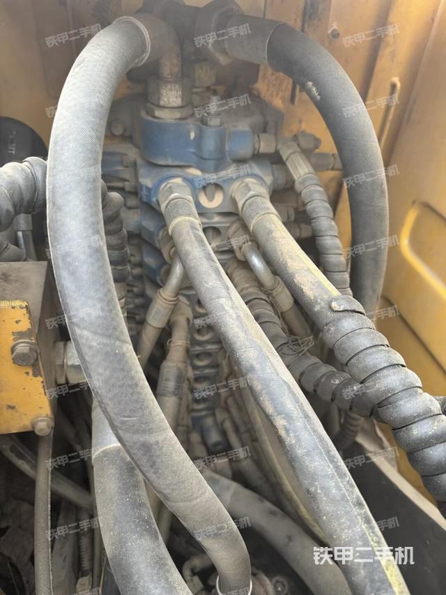 回转马达和主控阀（整机外观）