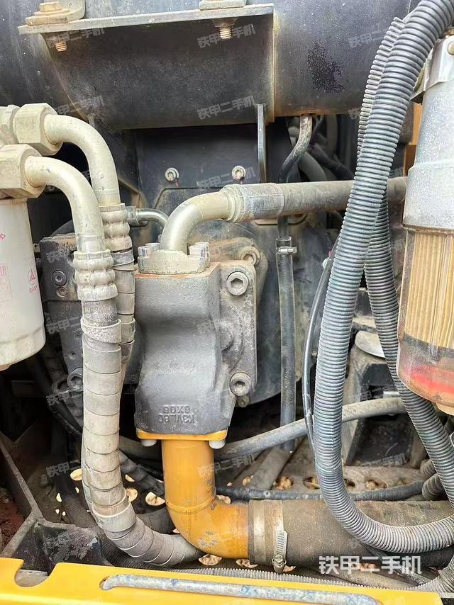 液压泵舱室正面整体（整机外观）