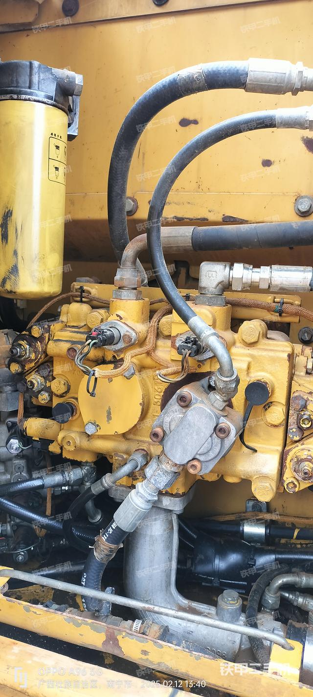 液压泵舱室正面整体（整机外观）