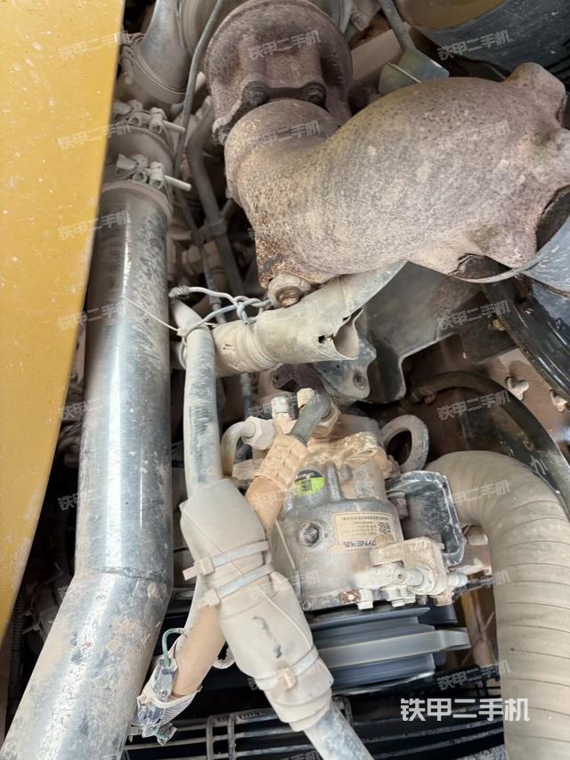 發(fā)動(dòng)機(jī)艙液壓泵全景（壓路機(jī)發(fā)動(dòng)機(jī)艙）