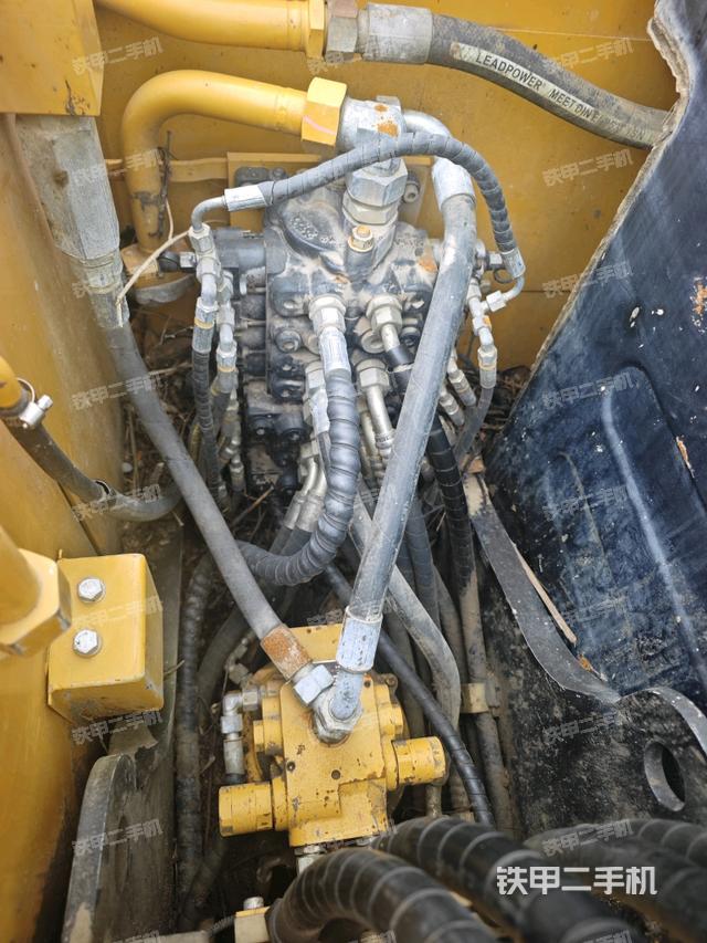 回转马达和主控阀（整机外观）