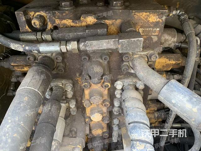 回转马达和主控阀（整机外观）