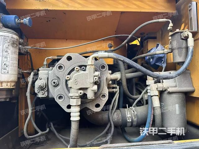 液压泵舱室正面整体（整机外观）