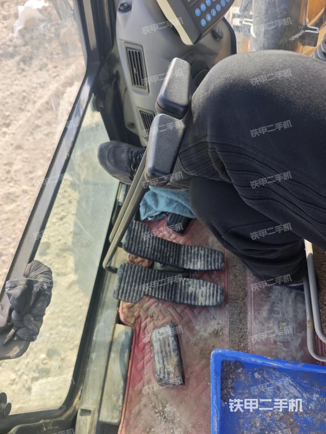 行走控制手柄和踏板 俯拍（驾驶室部分）