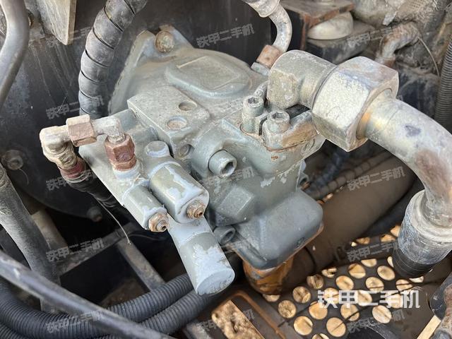 液压泵舱室正面整体（整机外观）