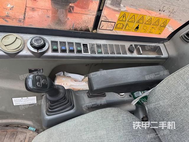 座椅右侧控制台/钥匙门/油门/含右手柄（驾驶室部分）