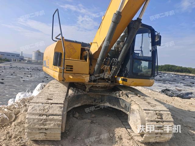 大臂油缸整体 竖拍（工作和回转装置）