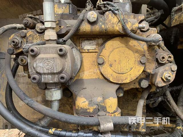 液压泵舱室正面整体（整机外观）