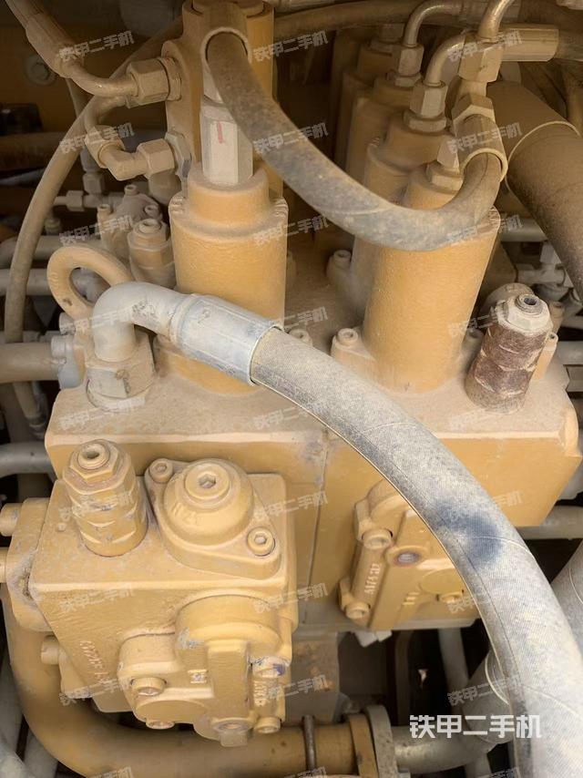 回转马达和主控阀（整机外观）