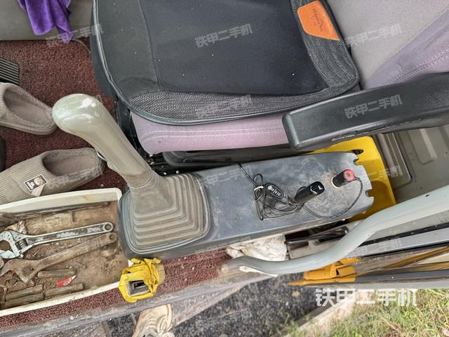 座椅左侧控制台/音响/含左手柄（驾驶室部分）