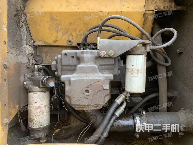 液压泵舱室正面整体（整机外观）