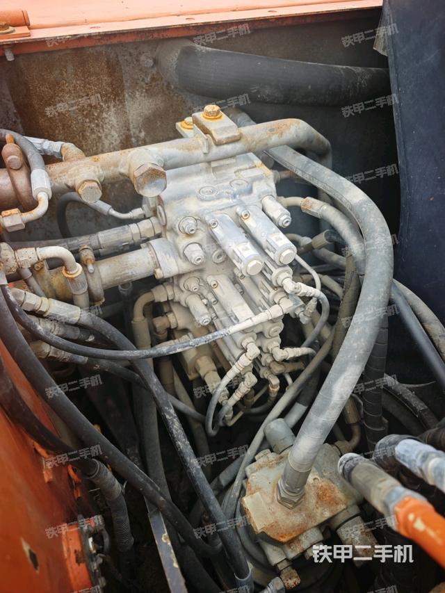 回转马达和主控阀（整机外观）