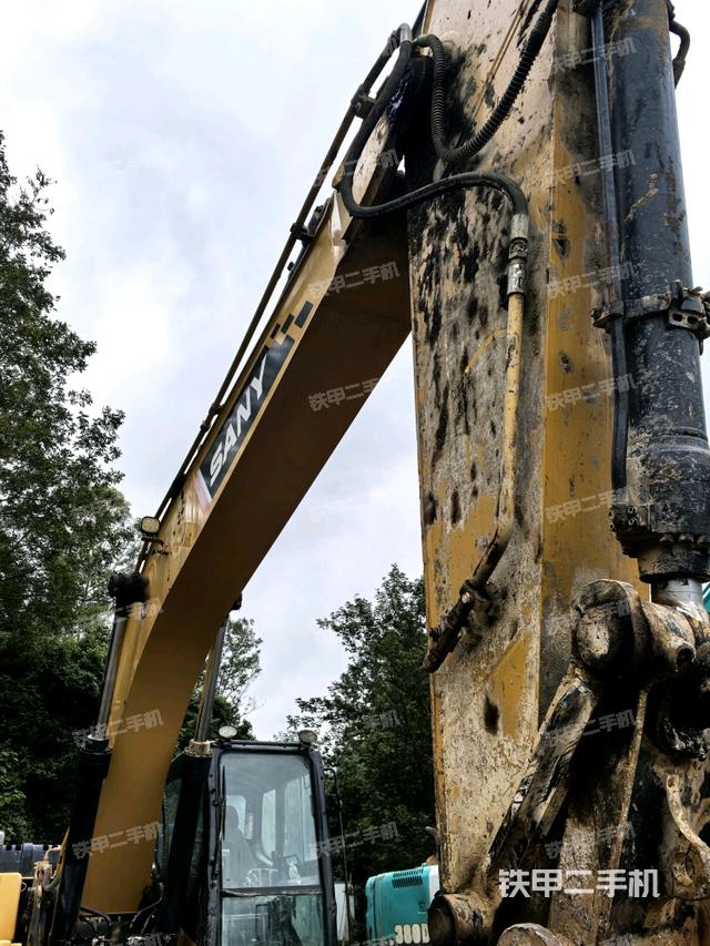 大臂油缸整体 竖拍（工作和回转装置）