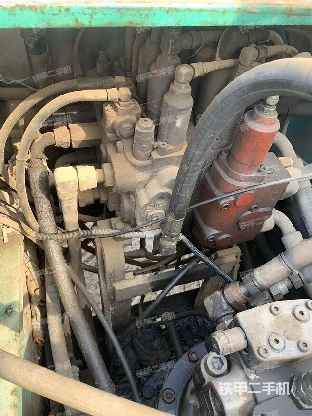 回转马达和主控阀（整机外观）