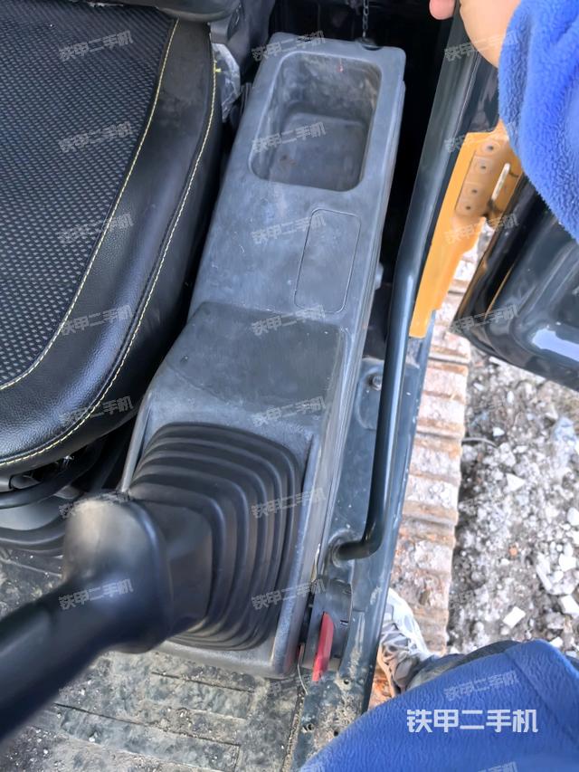 座椅左侧控制台/音响/含左手柄（驾驶室部分）