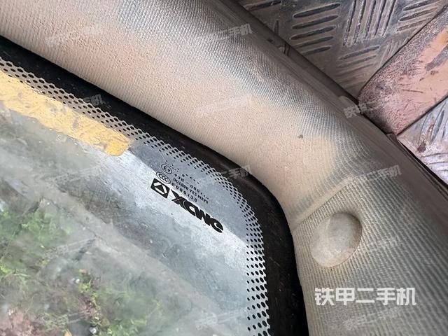 駕駛室內(nèi)座椅、儀表操作手柄全景（壓路機(jī)駕駛室）