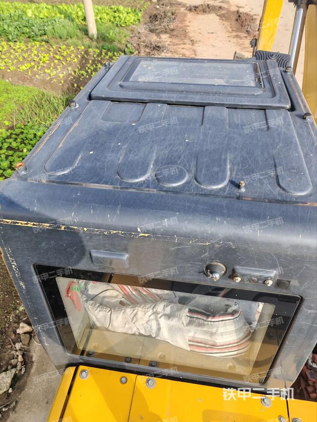 驾驶室顶部（整机外观）