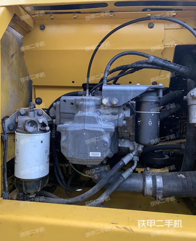 液压泵舱室正面整体（整机外观）