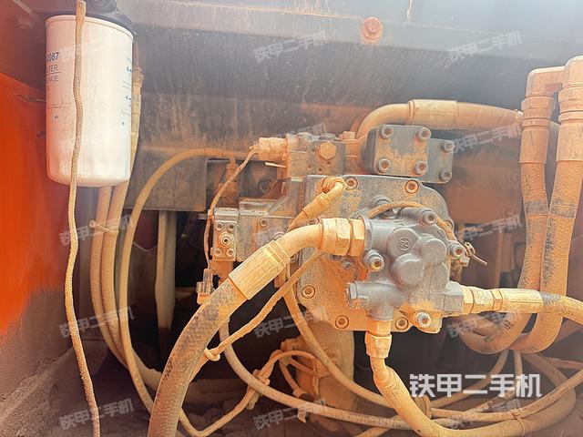 液压泵舱室正面整体（整机外观）