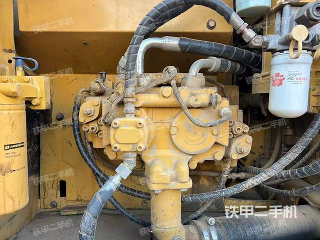 液压泵舱室正面整体（整机外观）