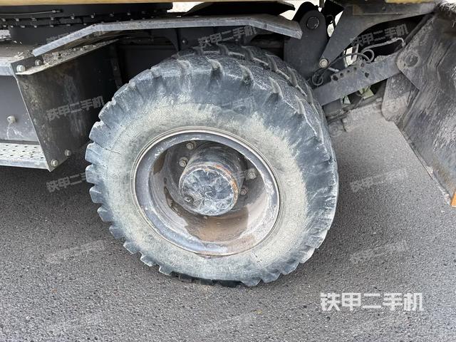 右驅(qū)動輪（行走機構(gòu)）