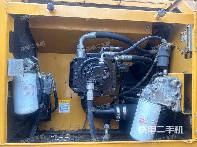 液压泵舱室正面整体（整机外观）