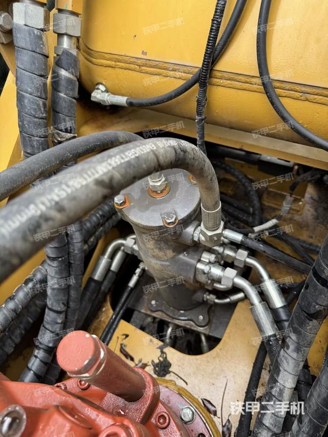 中央回轉(zhuǎn)接頭特寫（上車部件）