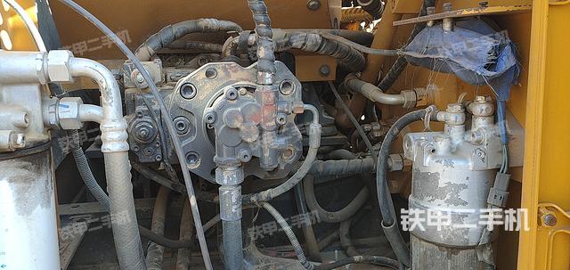 液压泵舱室正面整体（整机外观）