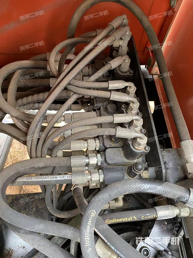 回转马达和主控阀（整机外观）