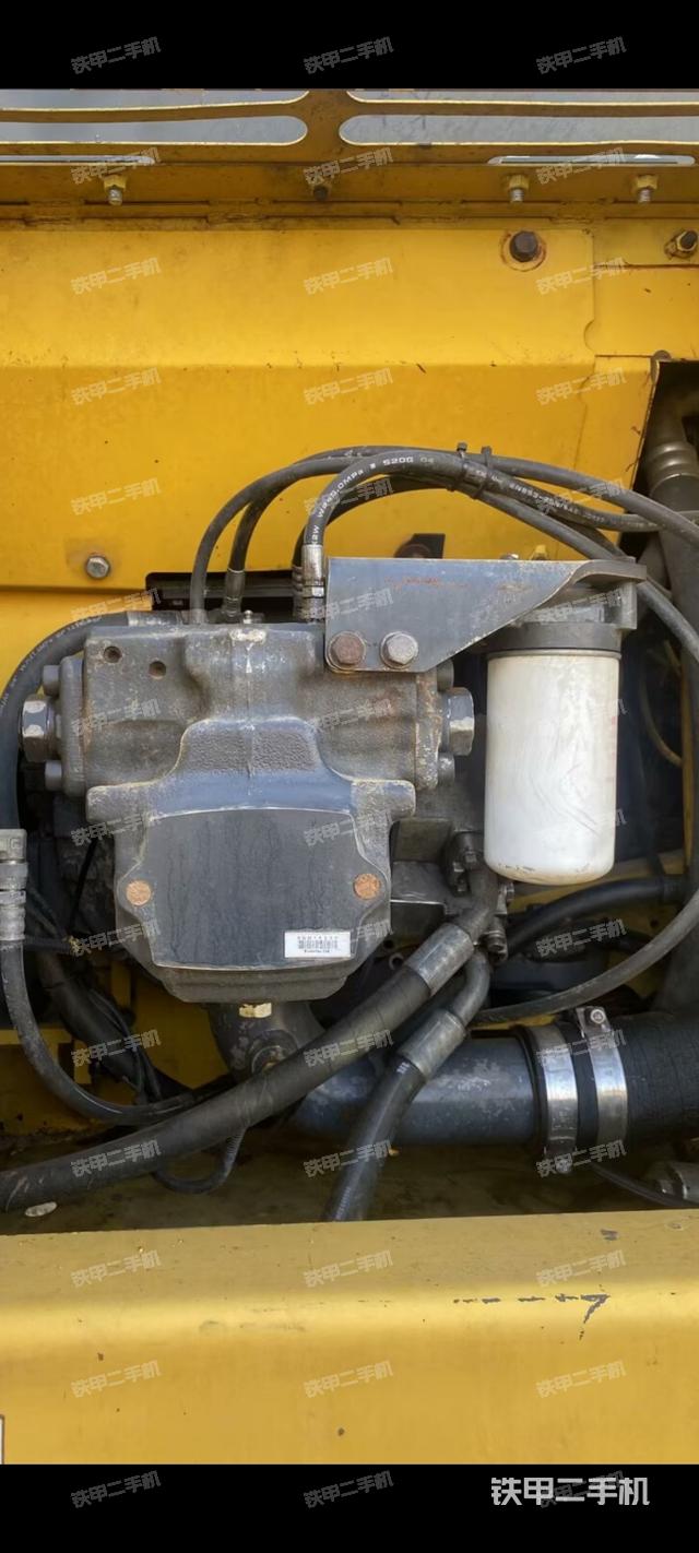 液压泵舱室正面整体（整机外观）